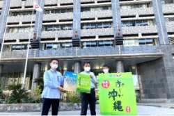 左から 沖縄県環境部環境再生課 課長 久高 直治様 おきなわアジェンダ21県民会議事務局 若林 真也様 株式会社沖縄伊藤園 企画課 課長 水間 徹